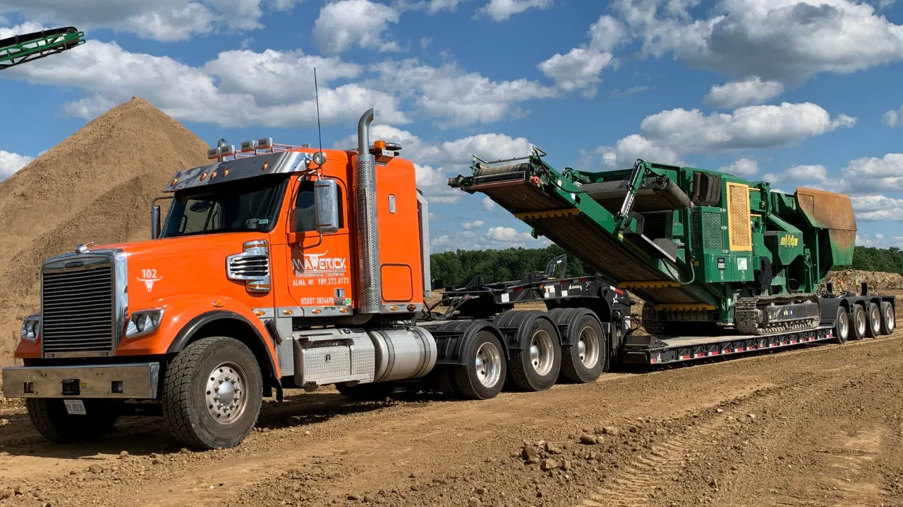 Skinny Mav 2020 Freightliner 122SD Severe-Duty Heavy Haul